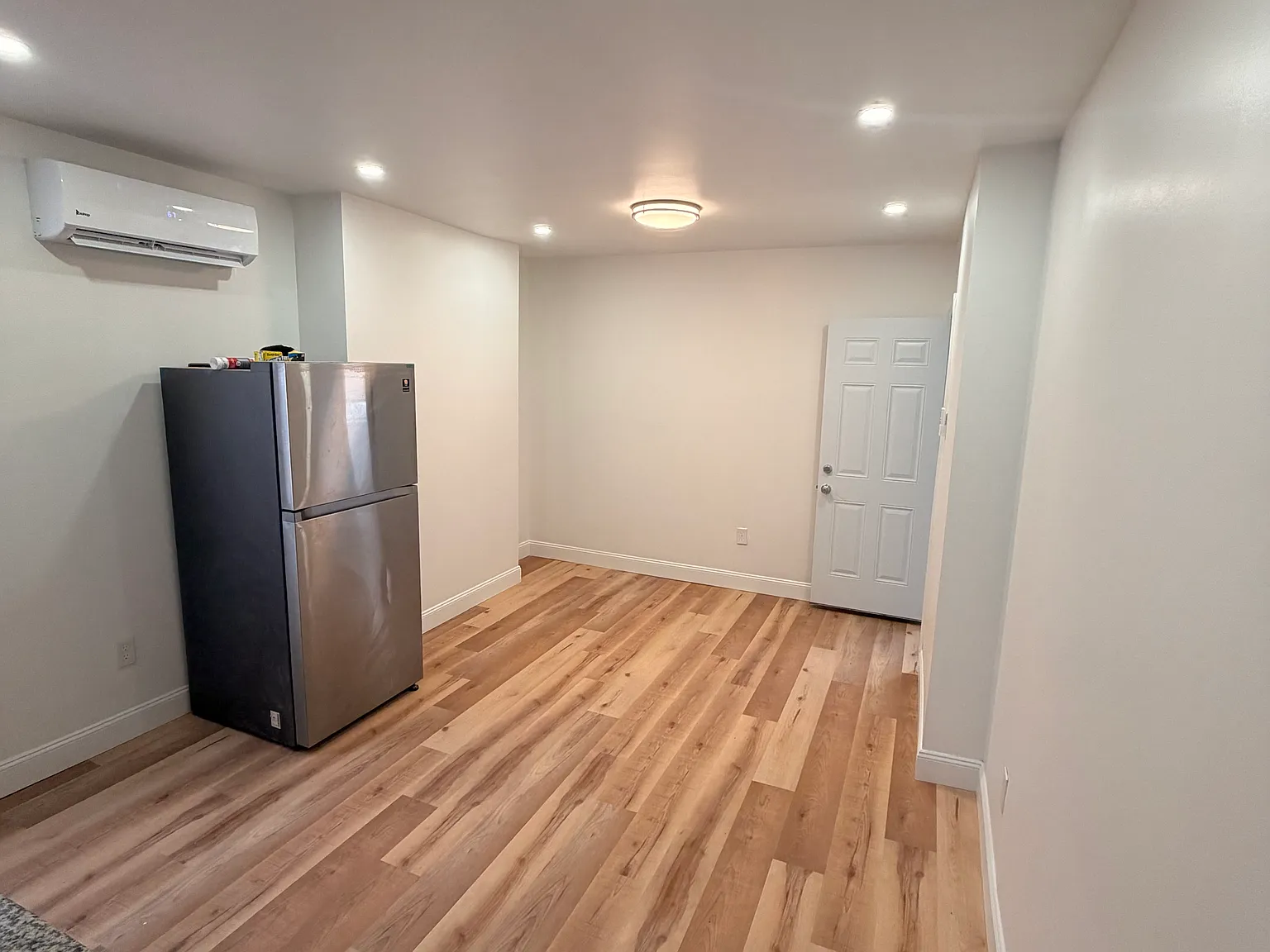 5435 Addison St — Photo 2