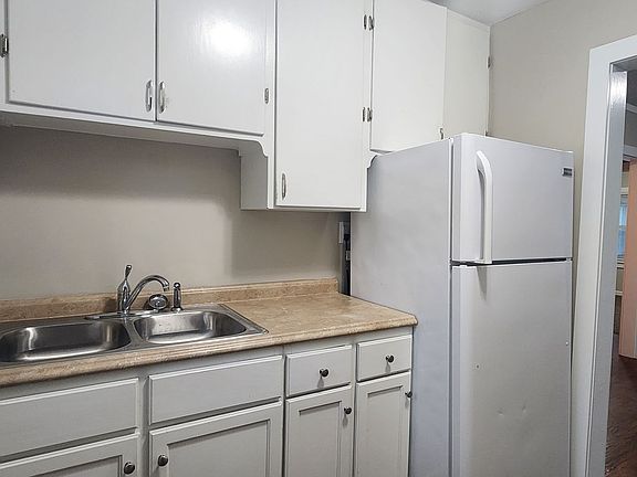 2nd image of 3840 Oxford St