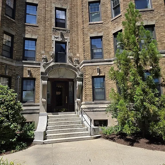 122 Riverway #10 — Photo 1