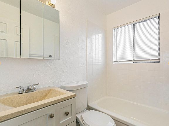 4th image of 3605 Knox Ct #204