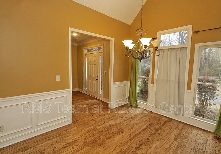 1360 Eastgate Ct SE — Photo 5