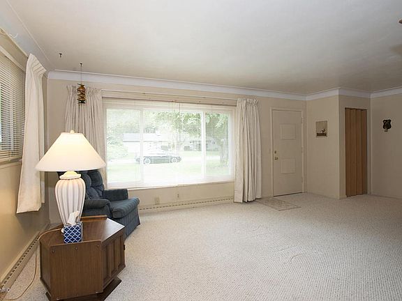 2nd image of 2919 Sunnycrest Dr