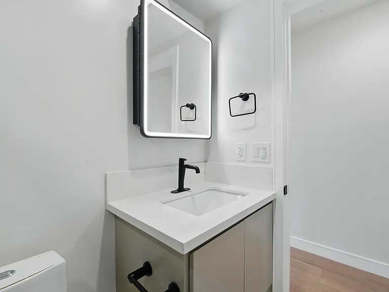 8236 1/2 Blackburn Ave — Photo 44