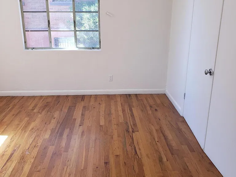 900 W Yandell Dr — Photo 6