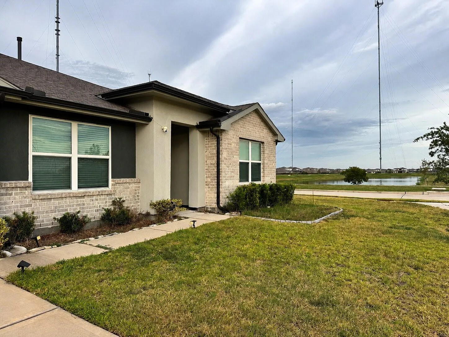 4 bed, 2.0 bath, 2147 sqft, $2,300 — Photo 2