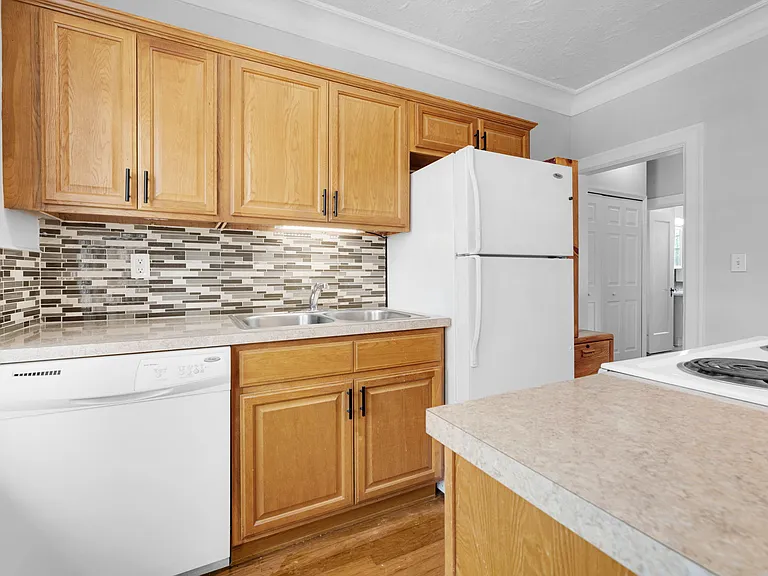 2557 Myra St — Photo 13