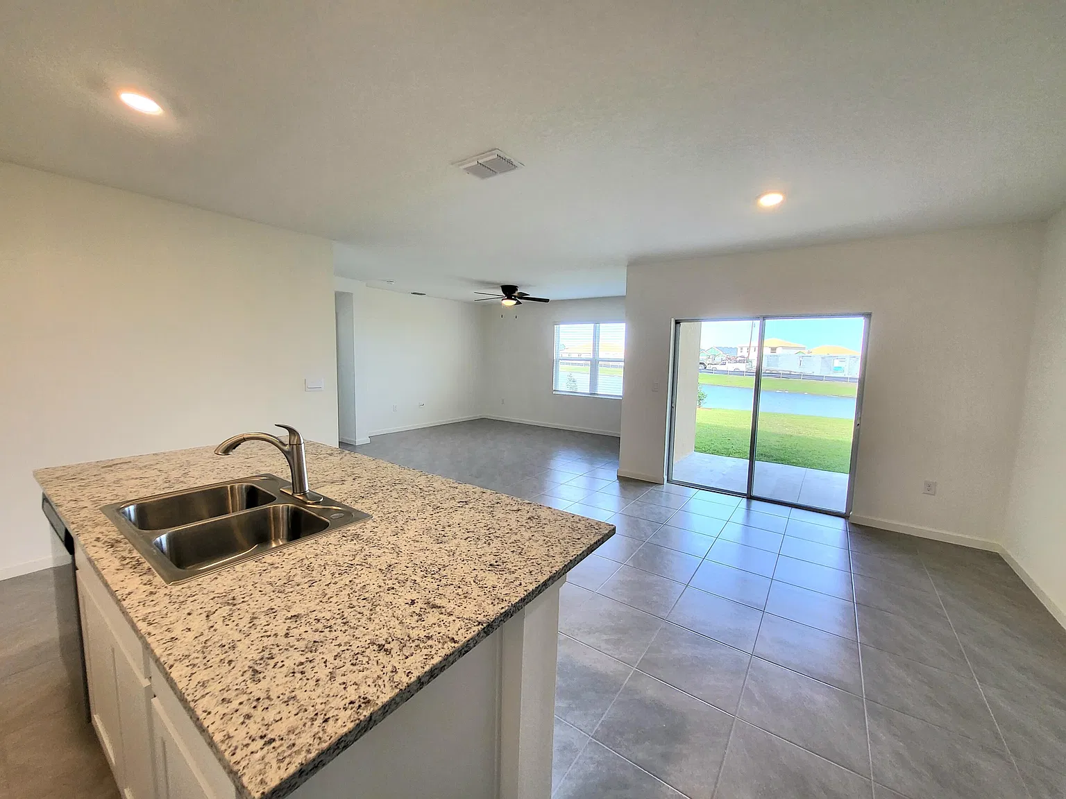 4 bed, 2.0 bath, 1828 sqft, $2,300 — Photo 3