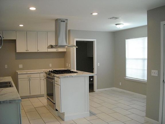 3rd image of 2424 Westwood Dr