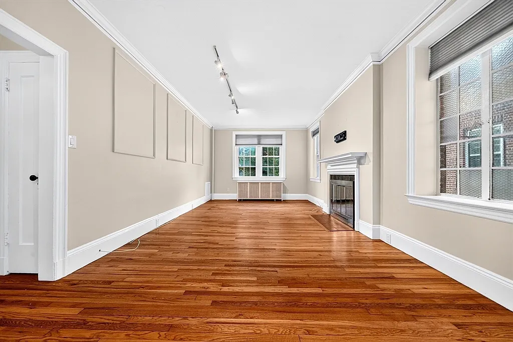 3 bed, 1.0 bath, 1050 sqft, $4,500 — Photo 2