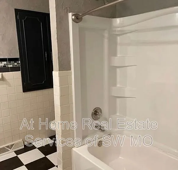 2546 S McCann Ave — Photo 8