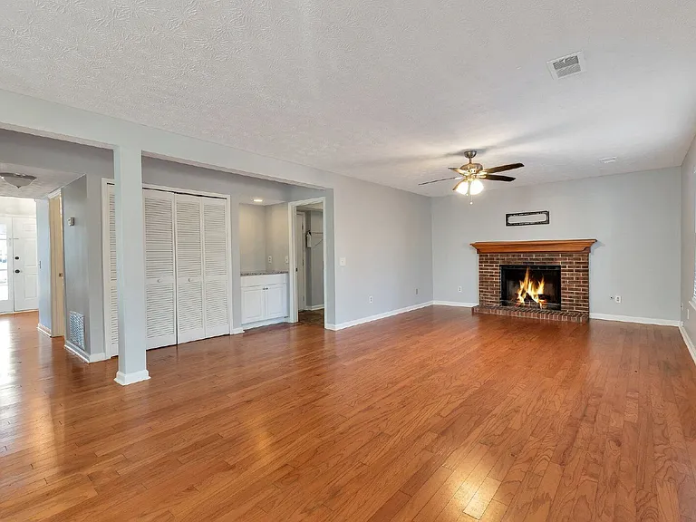 4641 Hampton Chase NE — Photo 3