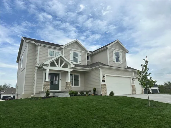 2022 SW Harvest Moon Ln, Lees Summit, MO 64082