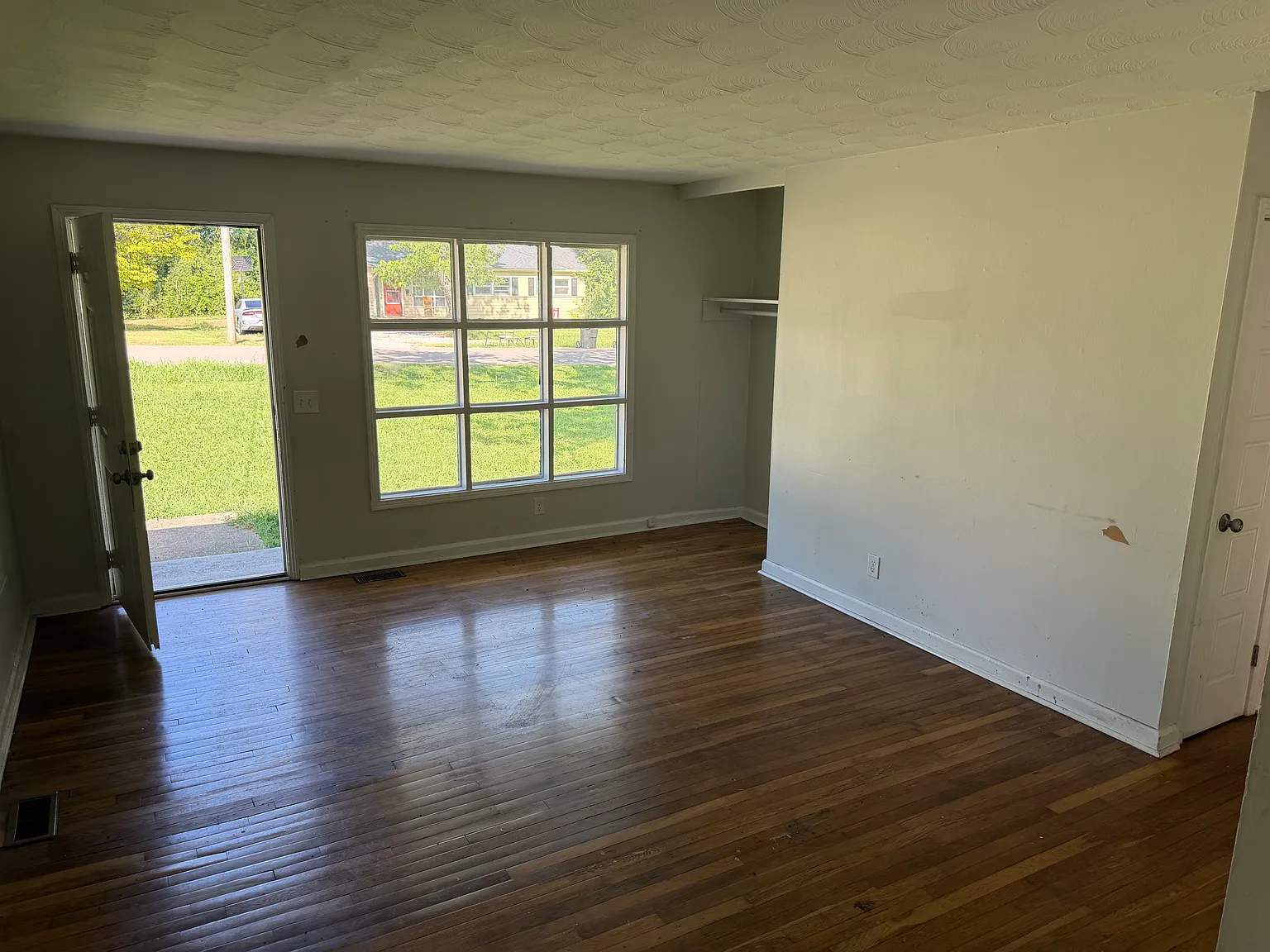 3 bed, 960 sqft, $1,400 — Photo 2