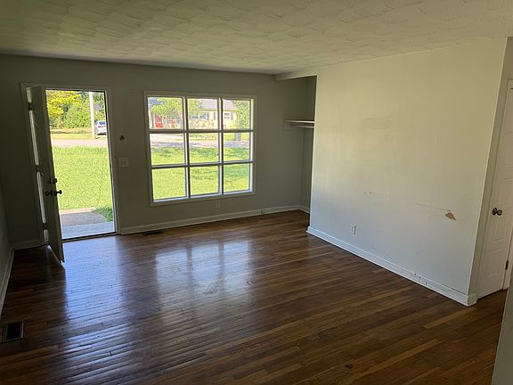 2nd image of 1002 Hillcrest Dr