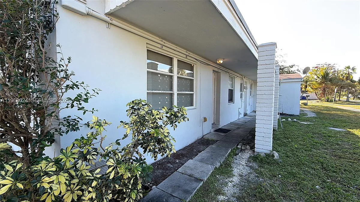Building Photo - 17193 NE 18th Ave #2