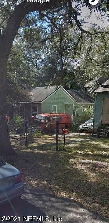 2nd image of 2060 Louise St