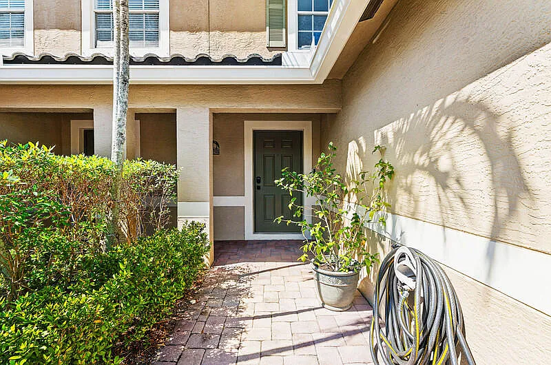 2 bed, 2.5 bath, 1044 sqft, $2,050 — Photo 3