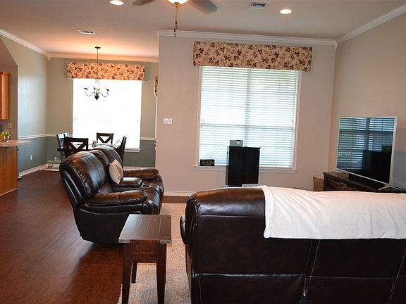3rd image of 920 Oakmont Dr