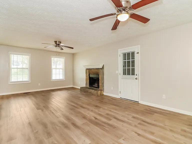 909 N Lassetter Cir — Photo 5