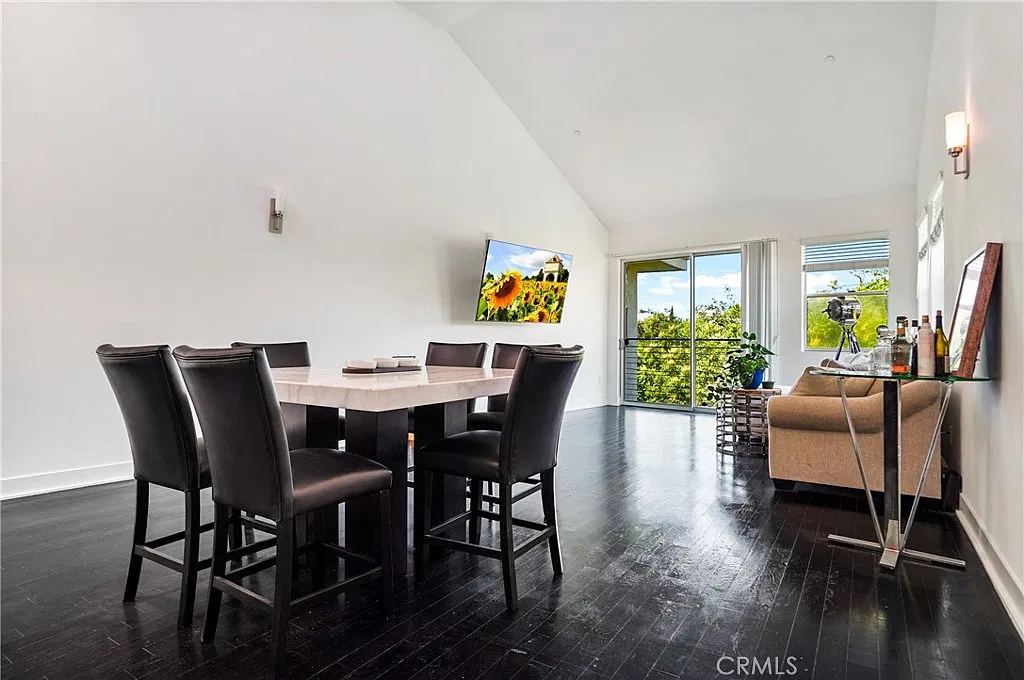 2 bed, 2.5 bath, 1450 sqft, $4,500 — Photo 2