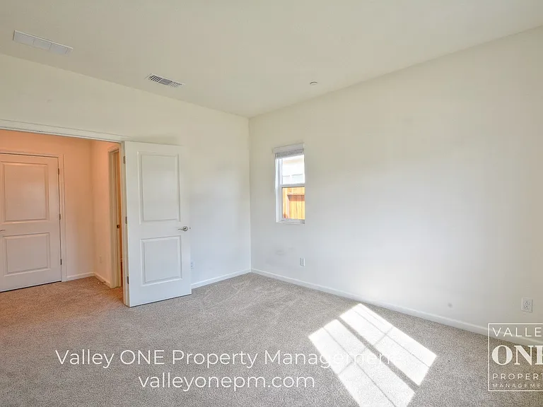 933 Tipton Ln — Photo 10