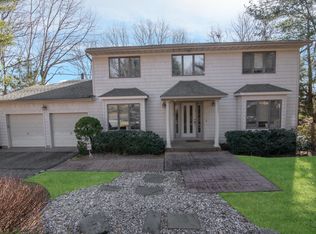 4 Stonehurst Ln, Dix Hills, NY 11746