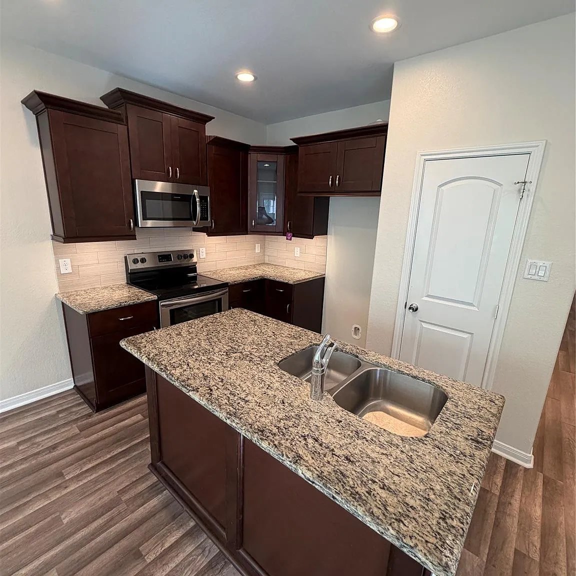3 bed, 994 sqft, $1,353 — Photo 3