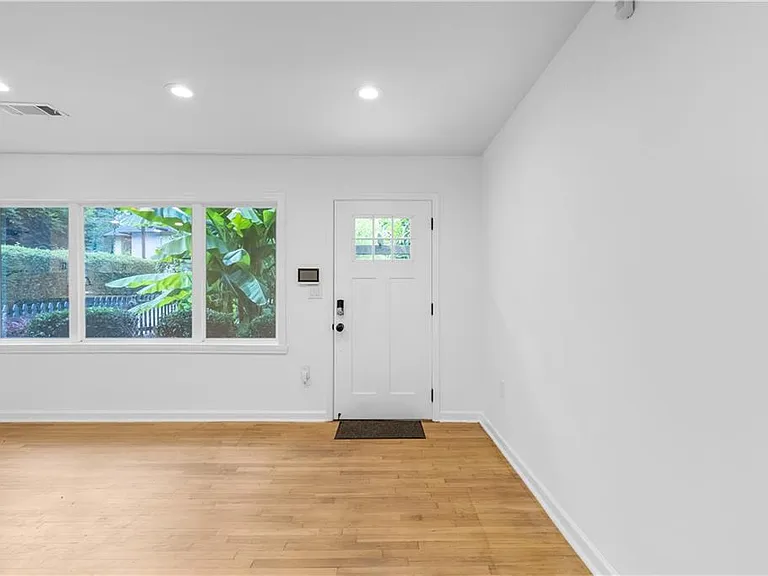 844 Deckner Ave SW — Photo 4