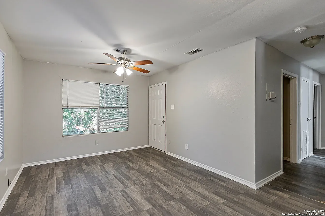 3 bed, 960 sqft, $1,250 — Photo 1