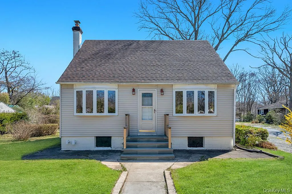 87 Tyler Avenue photo 1
