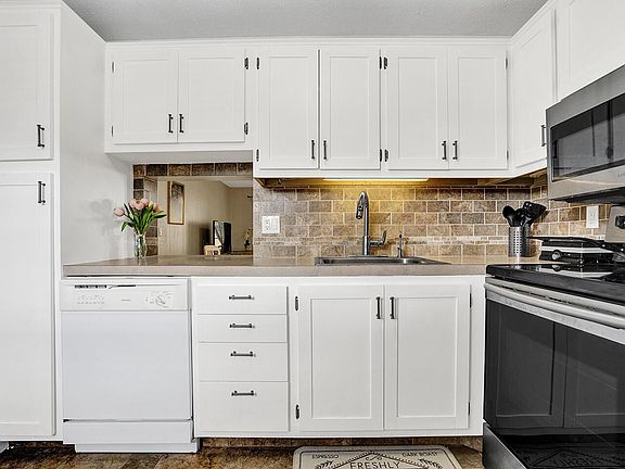 4th image of 2615 NE 3rd Ct #2050