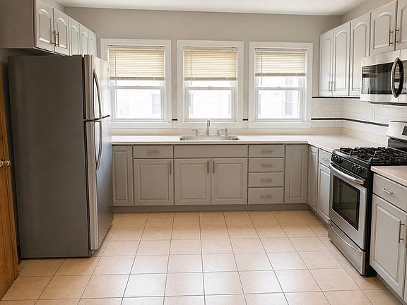 3rd image of 18 Lexington Ave