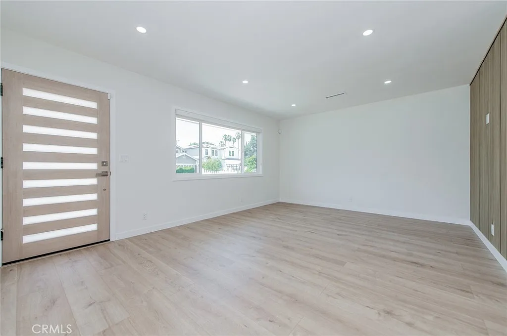 3 bed, 1253 sqft, $5,985 — Photo 3