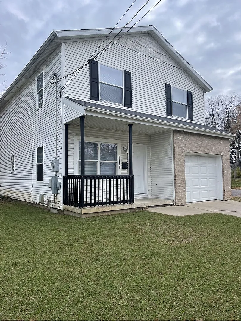 Updated 4 Bedroom 2 Bath Home with New Kitchen and Appliances, Downstairs Suite! — Photo 1