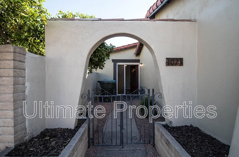 1021 W Mission Ln — Photo 2