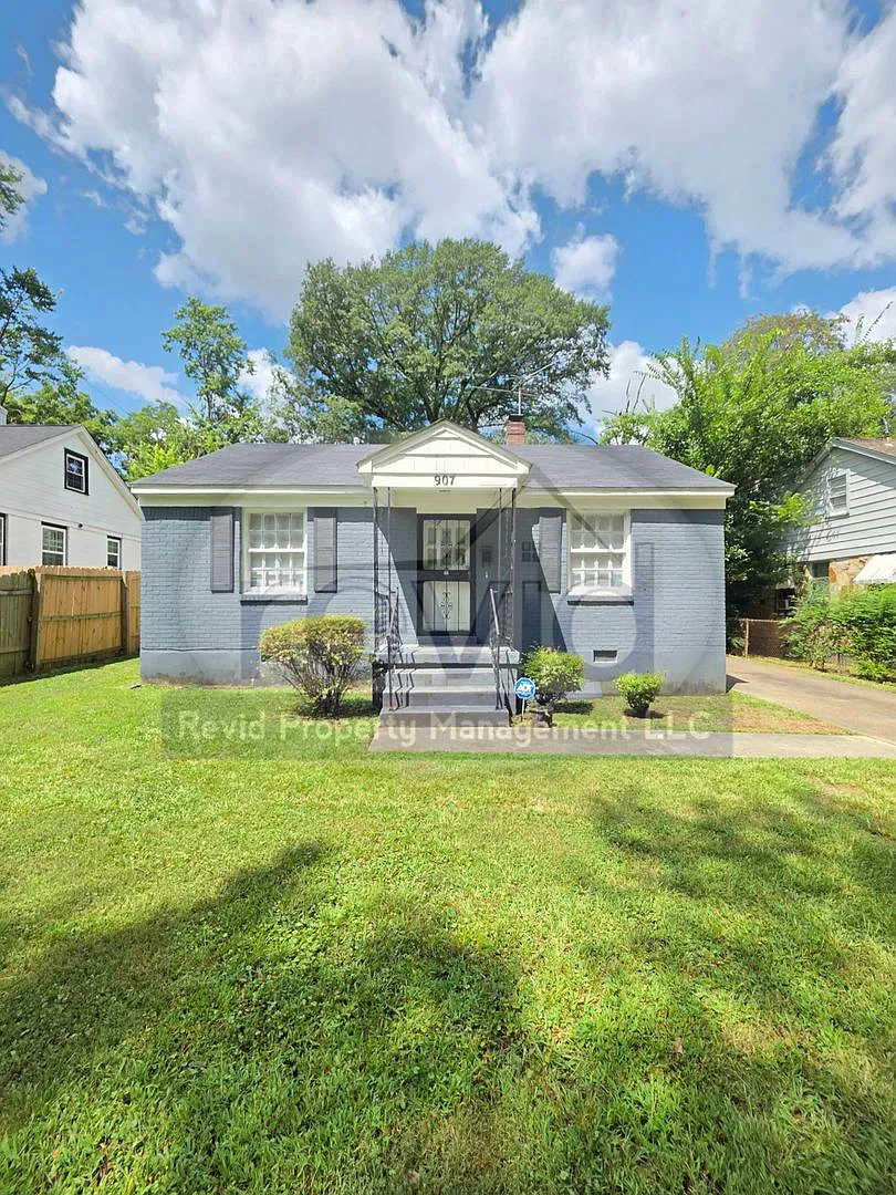 Beautiful 2 Bedroom Home! — Photo 2