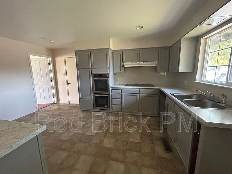 3 bed, 2.0 bath, 1449 sqft, $1,795 — Photo 3