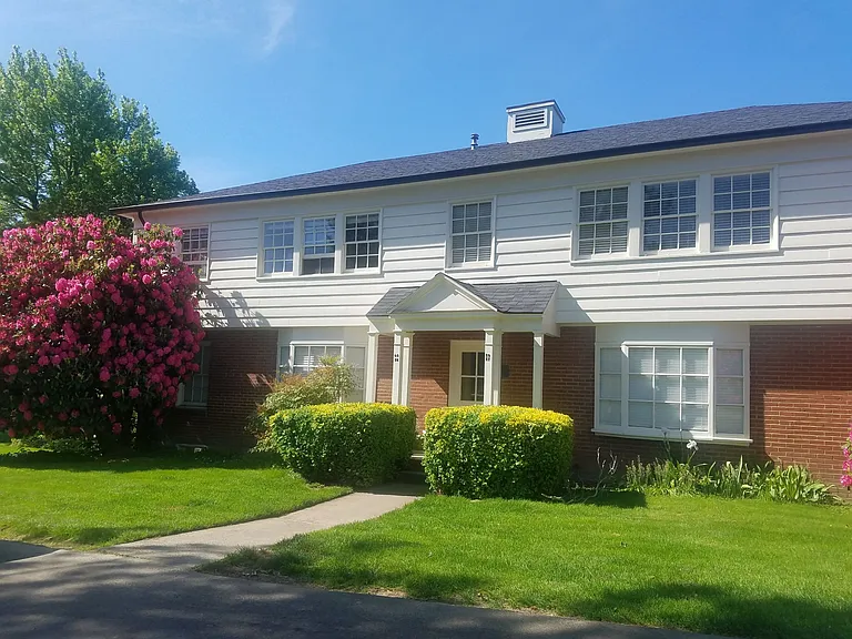 Broadmoor Manor — Photo 20