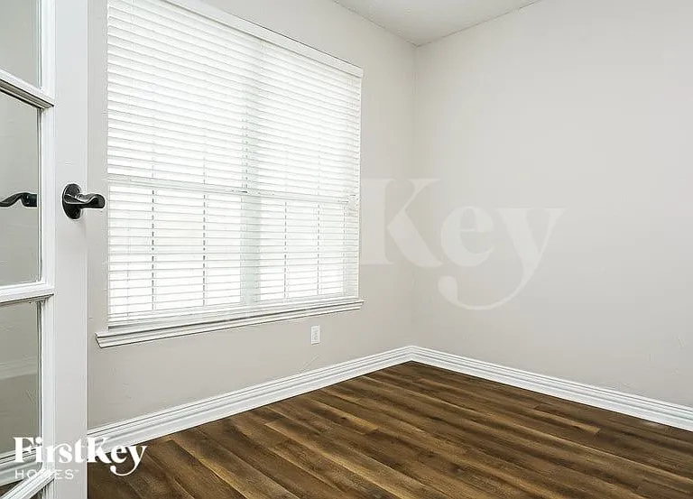 401 Deer Lake Dr — Photo 13