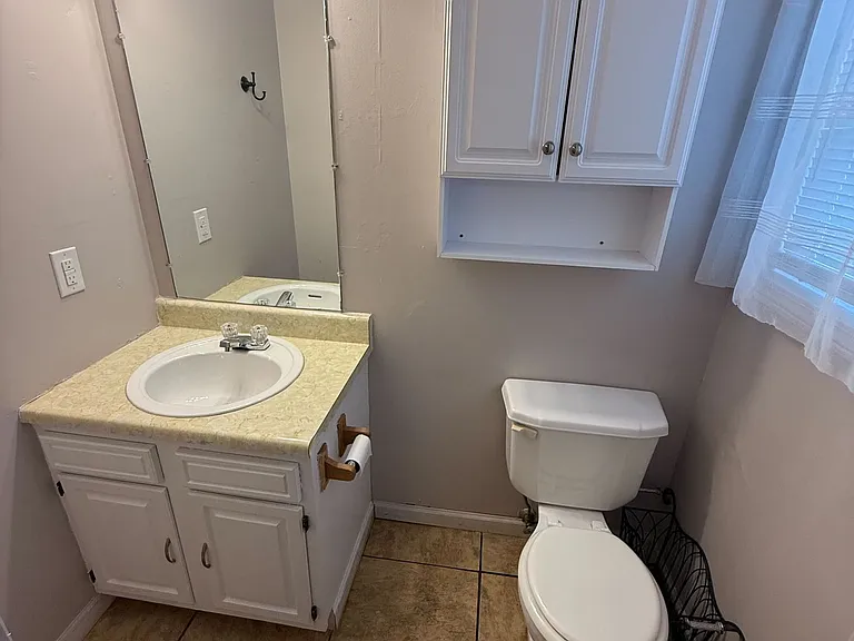 1404 Larsen Ln — Photo 9