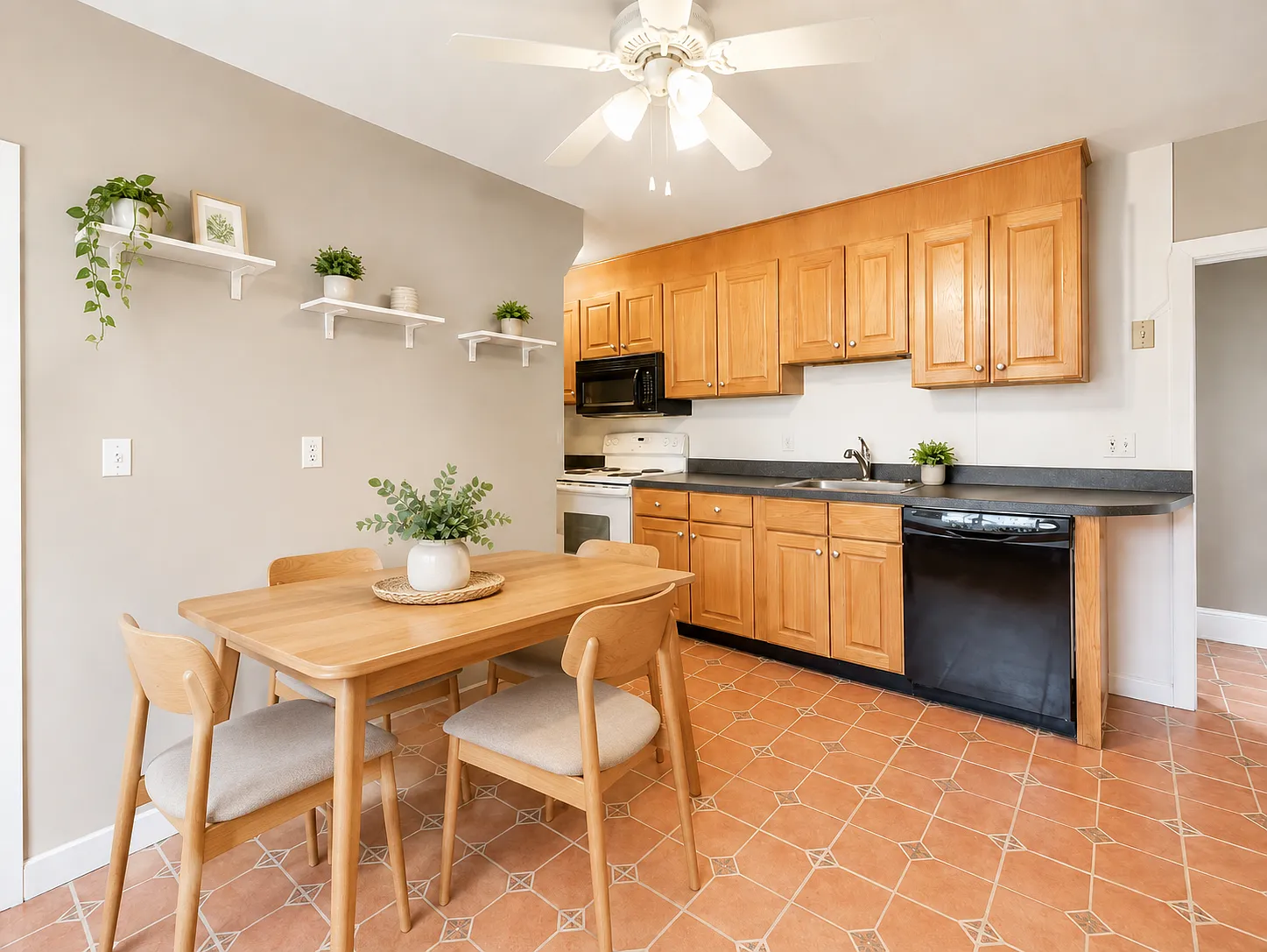5 bed, 2000 sqft, $4,900 — Photo 3