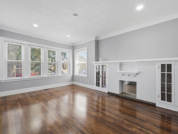 3rd image of 6136 S Richmond St