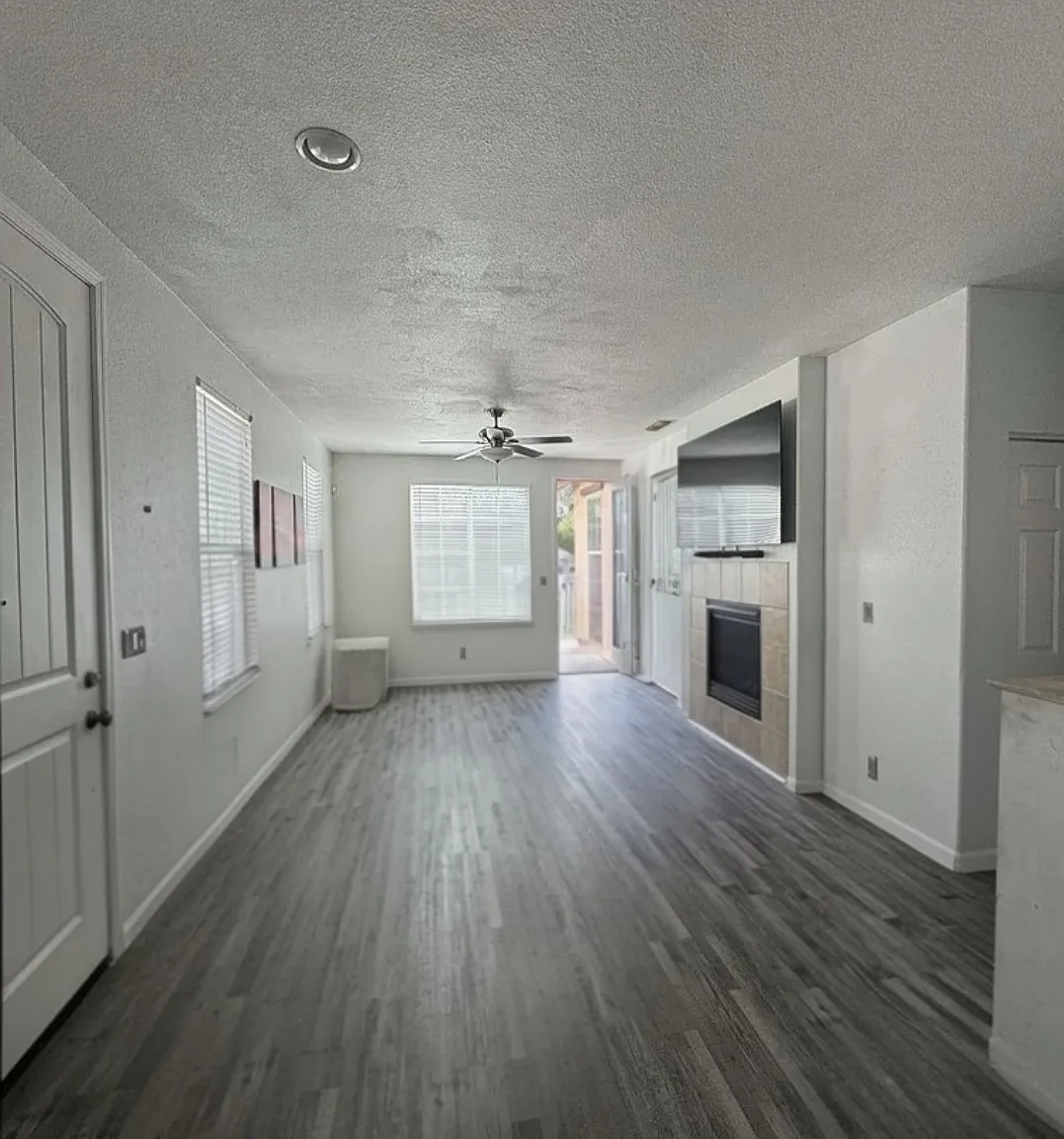 3 bed, 1043 sqft, $2,700 — Photo 2
