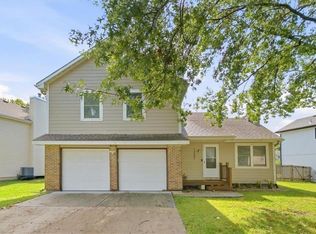 1205 E Sleepy Hollow Dr, Olathe, KS 66062
