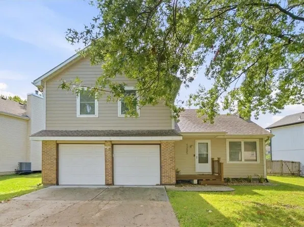 1205 E Sleepy Hollow Dr, Olathe, KS 66062