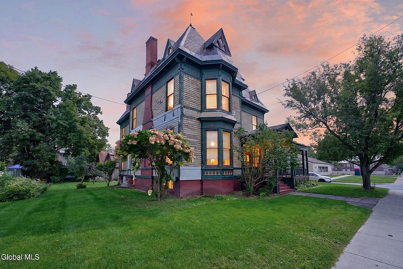 2nd image of 824 2nd Avenue