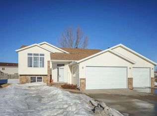 1530 Baywood Dr, West Fargo, ND 58078