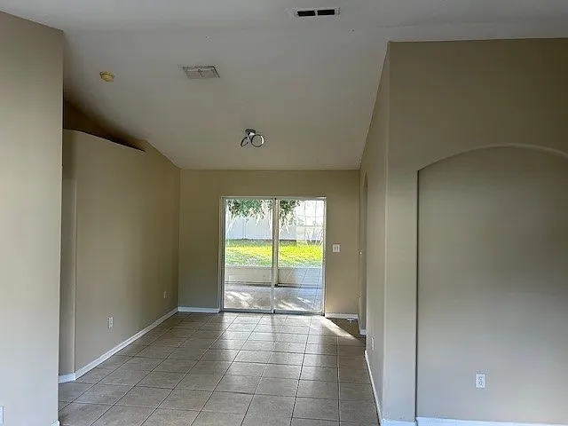 3 bed, 1472 sqft, $1,700 — Photo 2
