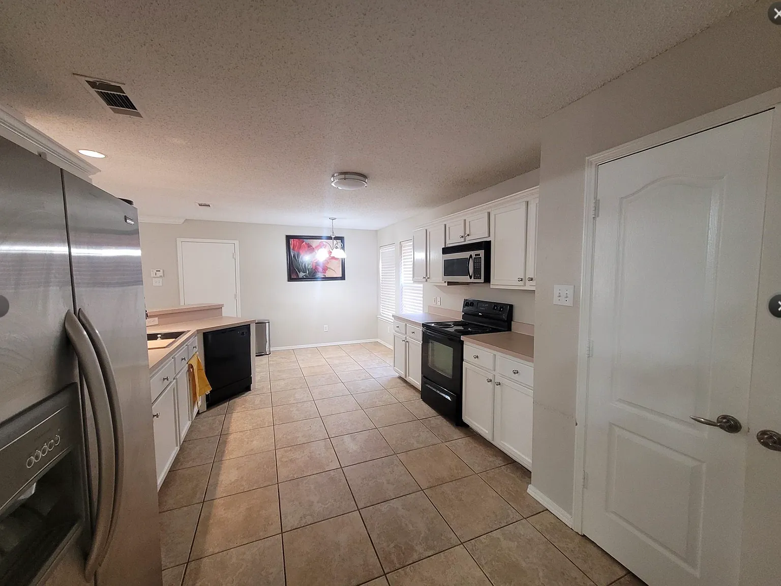 4 bed, 2472 sqft, $2,400 — Photo 2