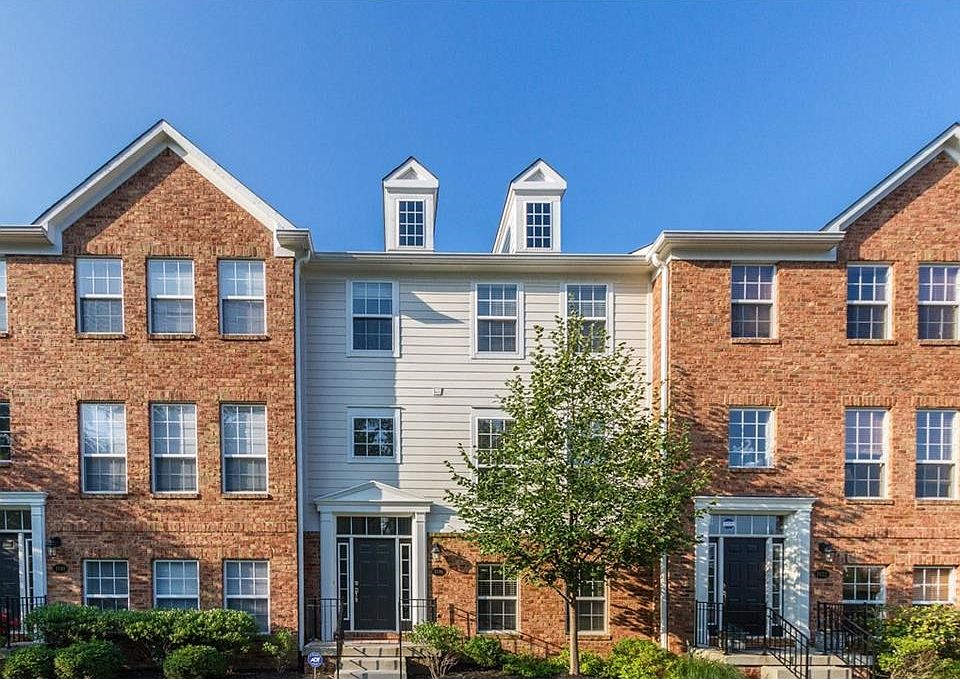Lovely brick and vinyl townhome in PERFECT Carmel location